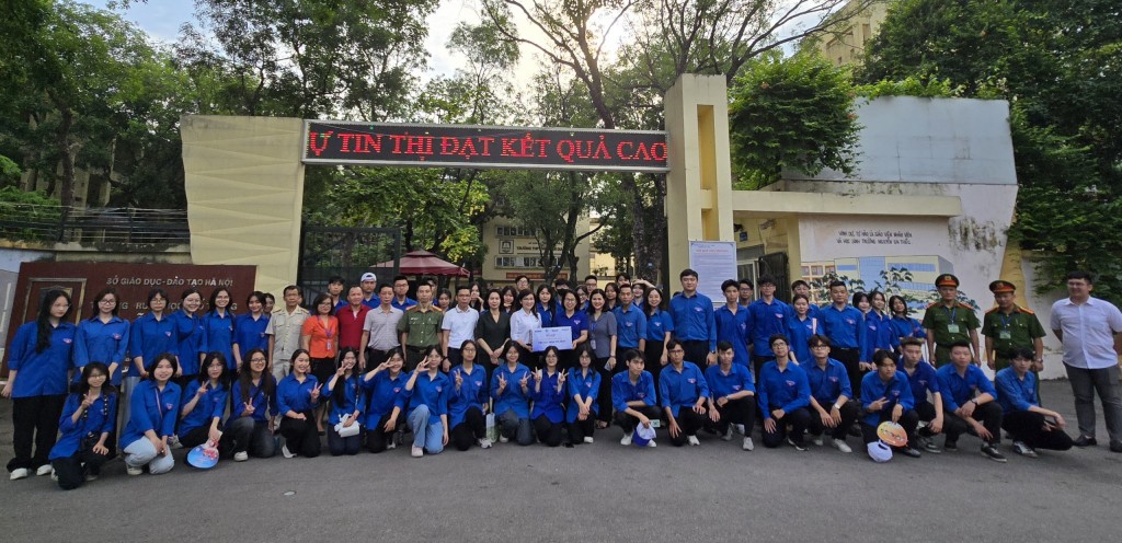 Lãnh đạo quận Long Biên, lãnh đạo Trung ương Hội Sinh viên Việt Nam chụp ảnh cùng đội hình Tiếp sức mùa thi tại điểm thi trường THPT Nguyễn Gia Thiều (Long Biên)