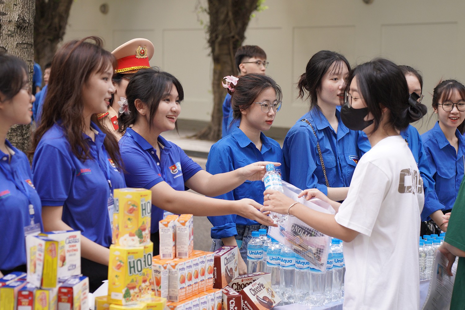 Tại điểm thi trường THCS Thăng Long (Ba Đình, Hà Nội), lực lượng thanh niên tình nguyện đã có mặt từ sớm để tiếp sức cho các thí sinh.