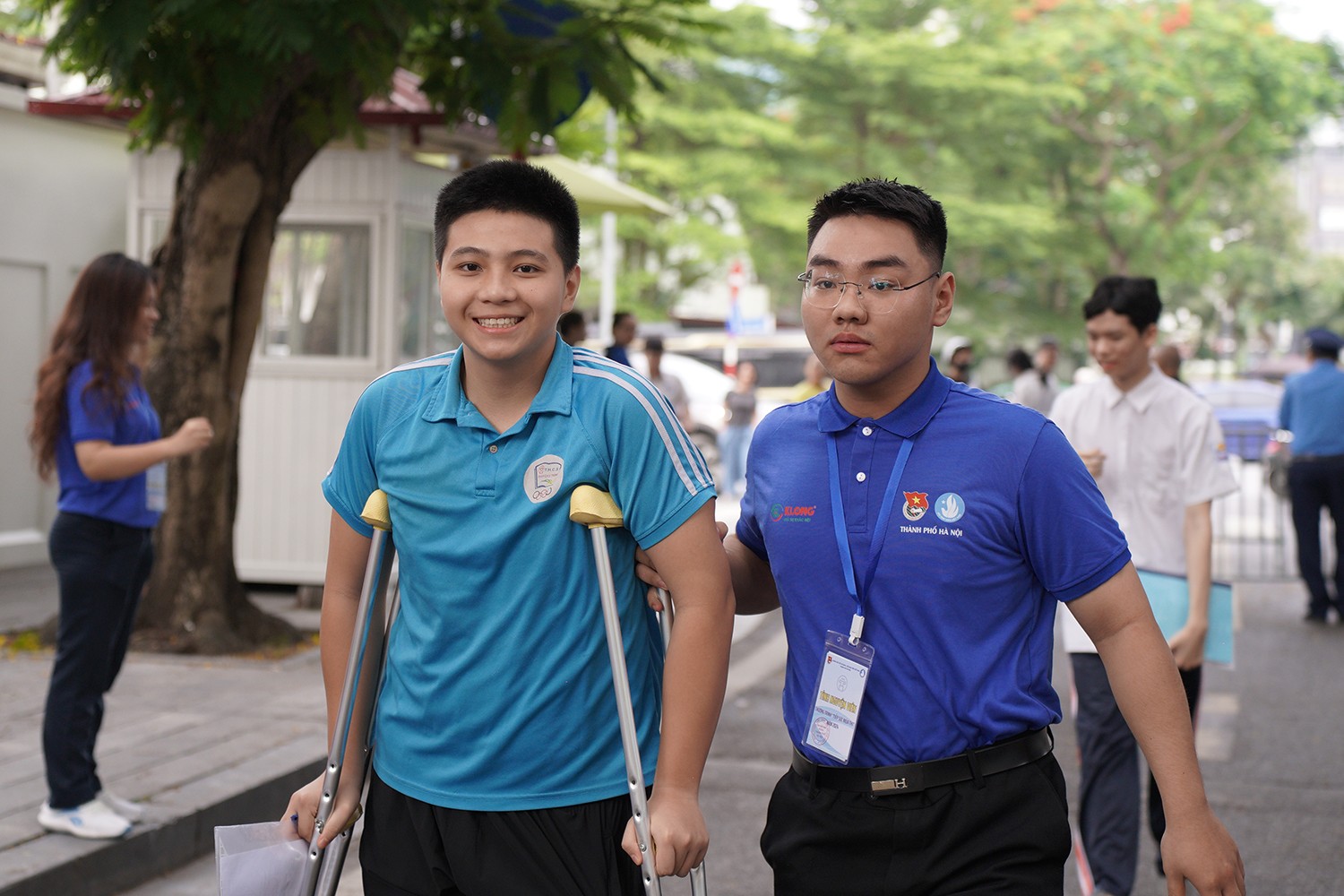 Tại điểm thi trường THCS Thăng Long (Ba Đình, Hà Nội), thí sinh bị gãy chân được các lực lượng hỗ trợ đưa vào trong phòng thi