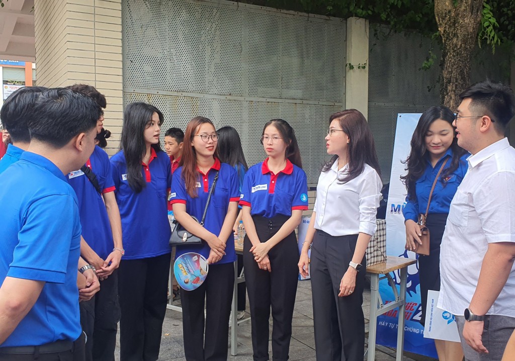 Đồng chí Hồ Hồng Nguyên - Ủy viên Ban Thường vụ, Trưởng Ban Thanh niên Trường học Trung ương Đoàn, Phó Chủ tịch Thường trực Trung Ương Hội Sinh viên Việt Nam trò chuyện với đội hình Tiếp sức mùa thi