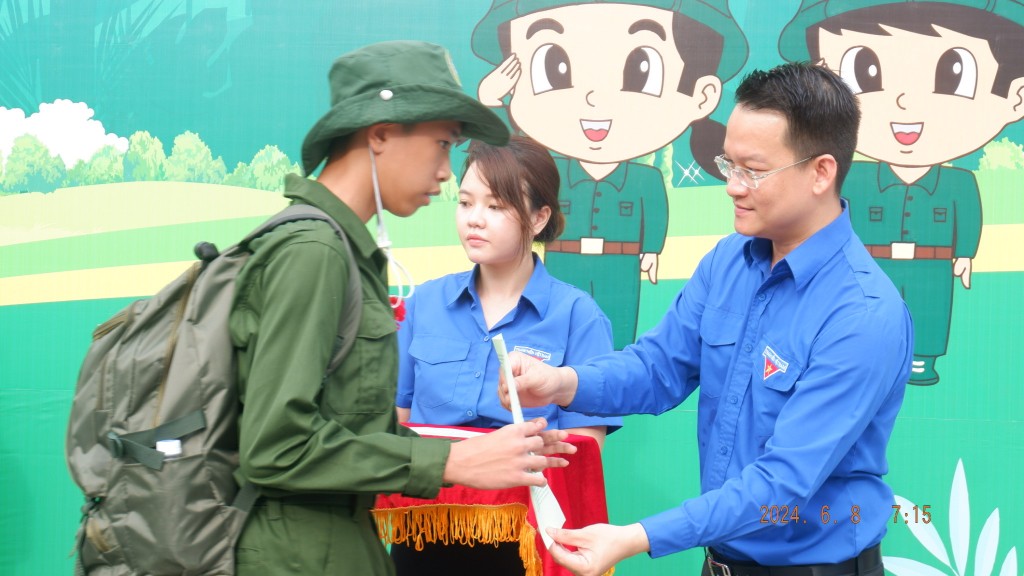 Anh Nguyễn Mạnh Dũng, Bí thư Thành đoàn Đà Nẵng, động viên các chiến sĩ nhí trước khi tham gia Học kỳ quân đội (Ảnh Đ.Minh)