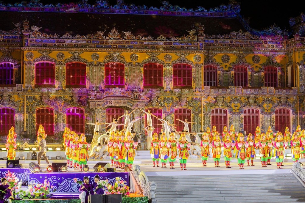 Festival Huế cũng đã mang tầm quốc tế, là nơi nhiều dân tộc trên thế giới trình diễn những nét đẹp văn hóa đặc trưng của mình trên nền tảng văn hóa đa sắc màu 