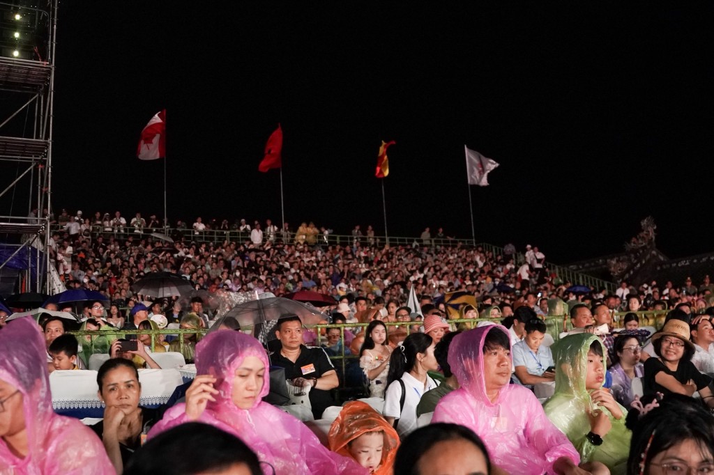 Hàng nghìn người dân, du khách đội mưa theo dõi lễ khai mạc Tuần lễ Festival quốc tế Huế 2024