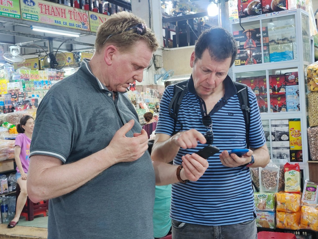 Nhiều du khách quốc tế chọn ghé quầy hàng đặc sản tại các chợ truyền thống Đà Nẵng để mua sắm