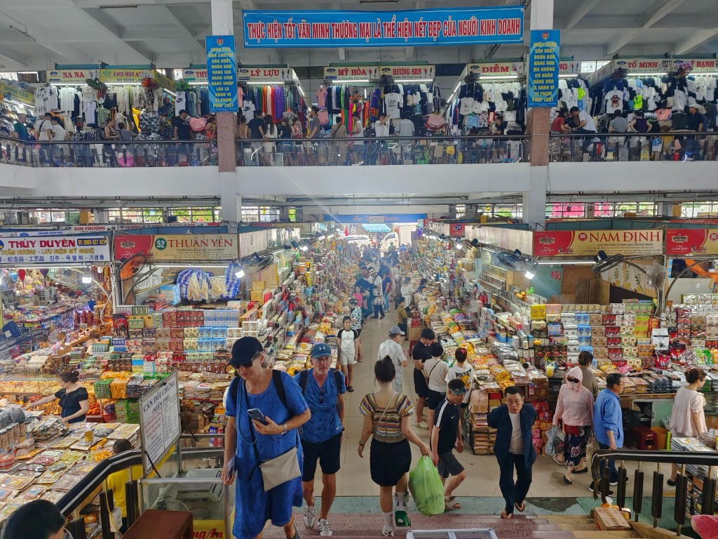 Du khách tham quan mua sắm tại chợ Hàn (quận Hải Châu), thiên đường mua sắm tại TP Đà Nẵng (Ảnh Đ.Minh)
