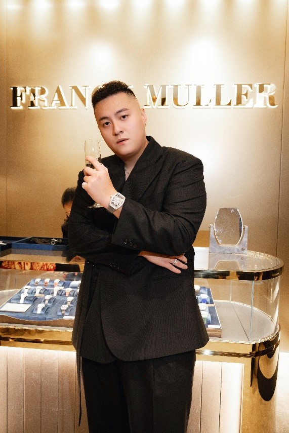 Youtuber Fabo Nguyễn là một tín đồ sưu tập đồng hồ cao cấp. Tham dự sự kiện Fabo mang trên tay đồng hồ Vanguard Gravity với trị giá hơn 4 tỷ đồng.