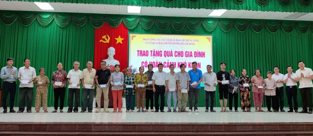 Đoàn công tác đã đến thăm hỏi và tặng quà cho 100 hộ dân có hoàn cảnh khó khăn, gia đình chính sách tại huyện Thủ Thừa