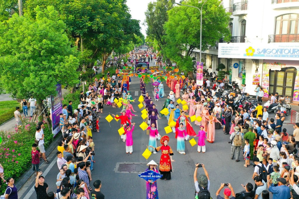 Lễ hội đường phố “Sắc màu văn hóa” diễn ra trên các tuyến đường phố chính tại thành phố Huế trong 2 ngày 8 -10/6 