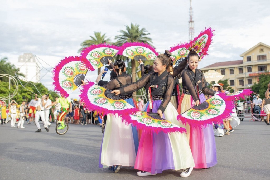 Đoàn nghệ thuật đến từ Hàn Quốc, biểu diễn tại lễ hội đường phố