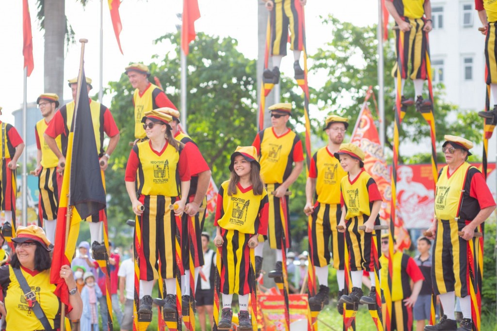 Đoàn cà kheo đến từ Bỉ, đã là lần thứ 5 tham gia Festival Huế 