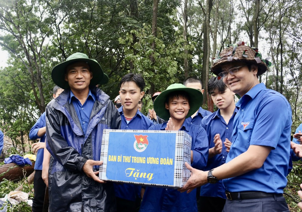 Bùi Quang Huy, Uỷ viên dự khuyết BCH TƯ Đảng, Bí thư thứ nhất TƯ Đoàn làm trưởng đoàn tới thăm động viên đội hình TNTN tham gia hỗ trợ Dự án đường dây 500Kv mạch 3 tại Thanh Hoá.