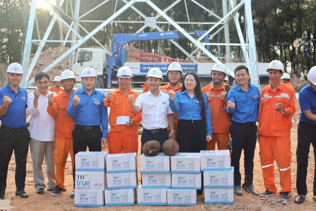 tặng quà tiếp sức cho 11 đội hình thi công công trình đường điện 500kV mạch 3 tại các huyện Quỳnh Lưu, Yên Thành, Diễn Châu.