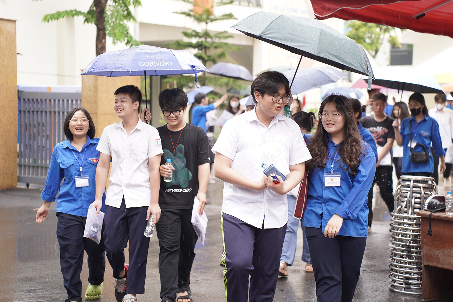 Thời tiết trong buổi thi cuối cùng có mưa nhẹ nên lực lượng thanh niên tình nguyện đã nhanh chóng có mặt hỗ trợ các em
