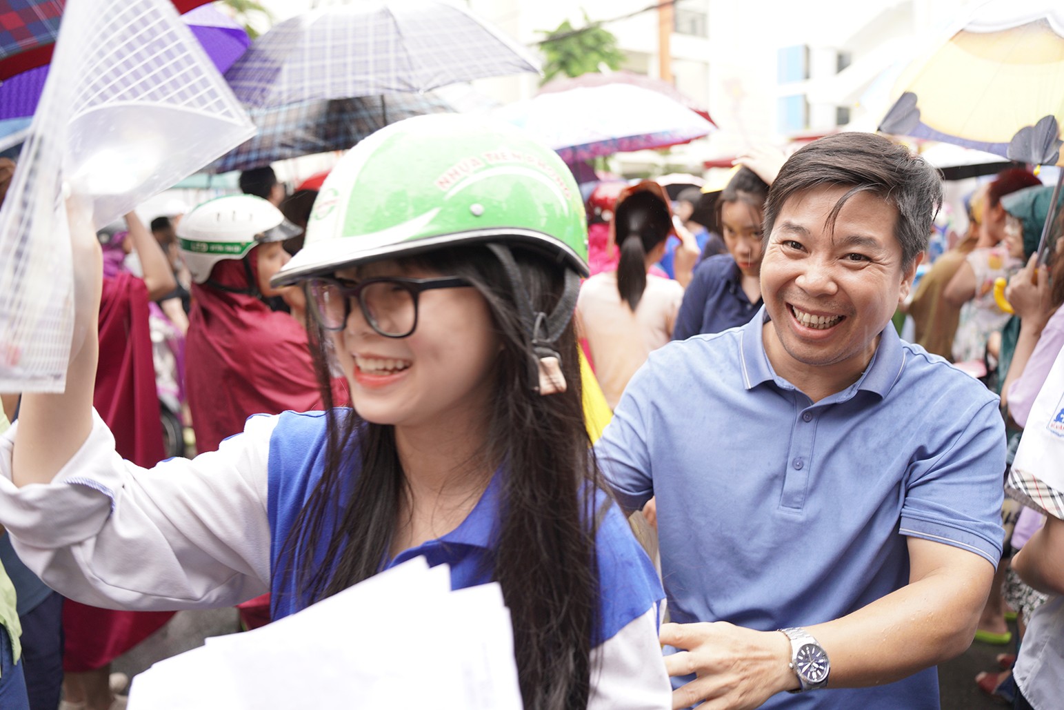 Ông Nguyễn Lê Thanh không giấu được sự vui mừng khi con gái thông báo làm tốt bài thi