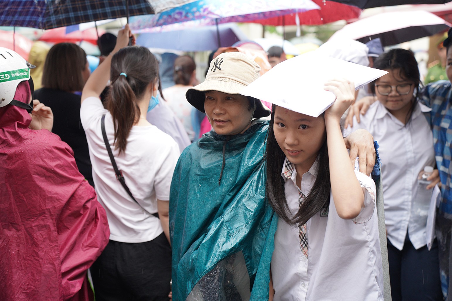 Cơn mưa tầm tã ngập đường xá tại Hà Nội khiến thí sinh sau khi kết thúc môn thi cuối cùng ra về trong vất vả.Cơn mưa tầm tã ngập đường xá tại TP.HCM khiến thí sinh sau khi kết thúc môn thi cuối cùng ra về trong vất vả.