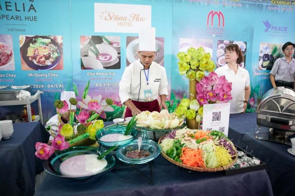 hơn 72 món ăn đến từ các khách sạn, nhà hàng danh tiếng và các chùa trên địa bàn tỉnh trưng bày tại lễ hội 