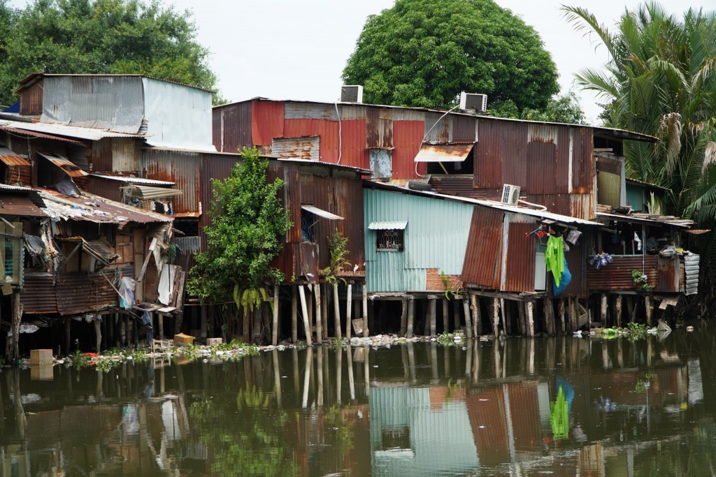 Nhiều năm qua, người dân TP HCM đã quen mắt với cảnh dọc các bờ kênh là hàng chục căn nhà lụp xụp, chắp vá bằng tôn, gỗ 
