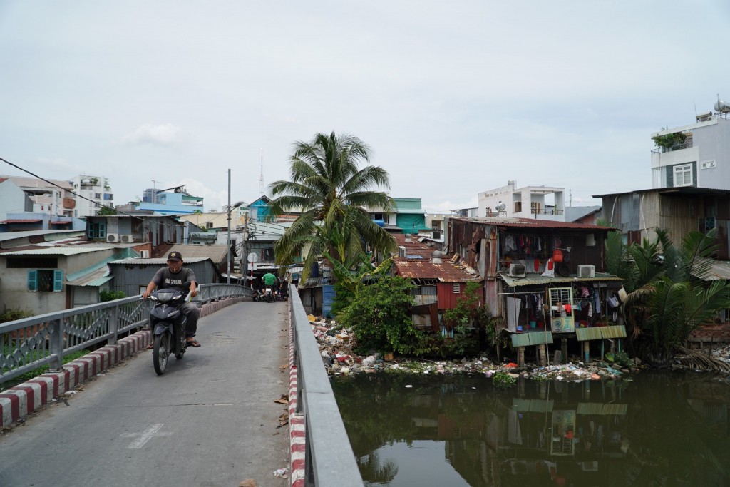 Thành phố có 2 dự án cải tạo, chỉnh trang, di dời nhà ven kênh rạch, được kỳ vọng mang lại hiệu quả lớn, với mục tiêu trong giai đoạn 2021-2025 di dời 6.500 căn. Thành phố có 2 dự án cải tạo, chỉnh trang, di dời nhà ven kênh rạch, được kỳ vọng mang lại hiệu quả lớn, với mục tiêu trong giai đoạn 2021-2025 di dời 6.500 căn.