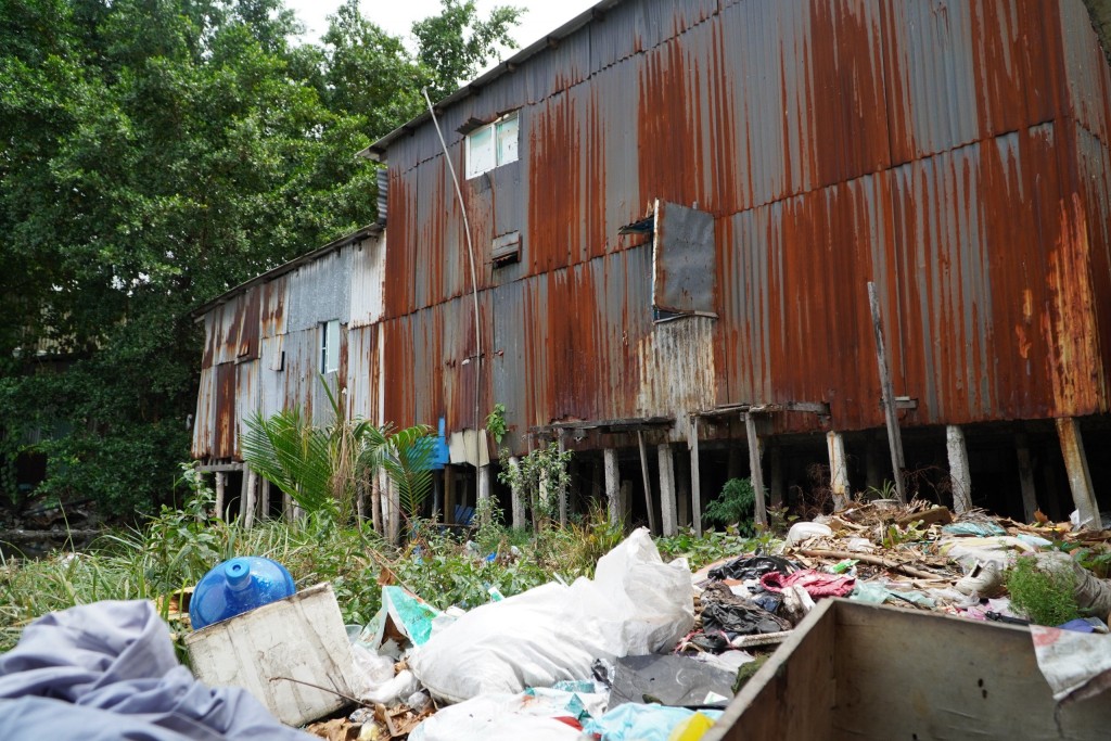 TP Hồ Chí Minh: Hiểm hoạ khôn lường từ những ngôi nhà lụp xụp ven kênh