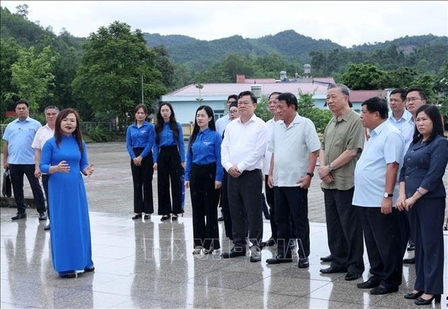 Chủ tịch nước Tô Lâm nghe giới thiệu về Khu Di tích lịch sử quốc gia Nà Tu-nơi Bác Hồ đến thăm, động viên lực lượng thanh niên xung phong và dân công hoả tuyến trong thời kỳ kháng chiến chống thực dân Pháp (28/3/1951).