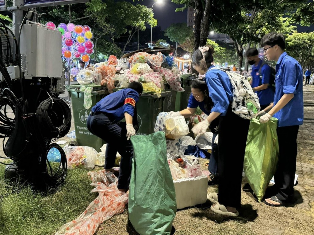 TP Đà Nẵng kêu gọi người dân và du khách Không xả rác bừa bãi, hạn chế sử dụng các sản phẩm nhựa dùng một lần; thu gom rác thải sau khi DIFF kết thúc