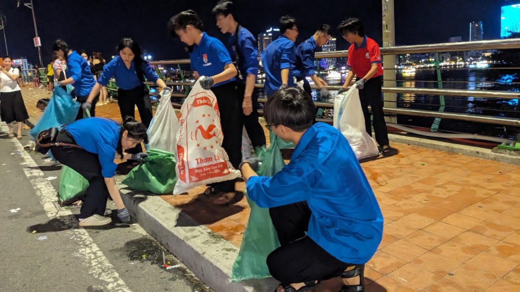 đoàn viên, thanh niên xách túi, rong ruổi khắp các con phố ở quận Sơn Trà và khu vực cầu Sông Hàn, cầu Rồng nhặt rác, chung tay bảo vệ môi trường