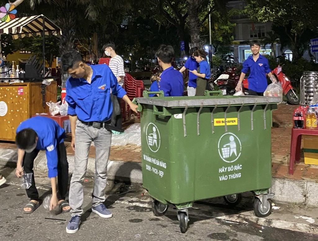 Vừa nhặt rác, các bạn trẻ còn phân loại rác tái chế để gửi tặng những người nhặt ve chai