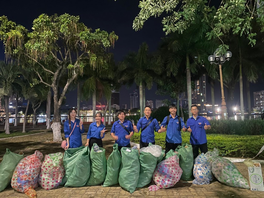 Thành đoàn Đà Nẵng đã huy động đoàn viên, thanh niên ra quân xuống đường nhặt rác làm sạch môi trường sau đêm khai mạc DIFF 2024