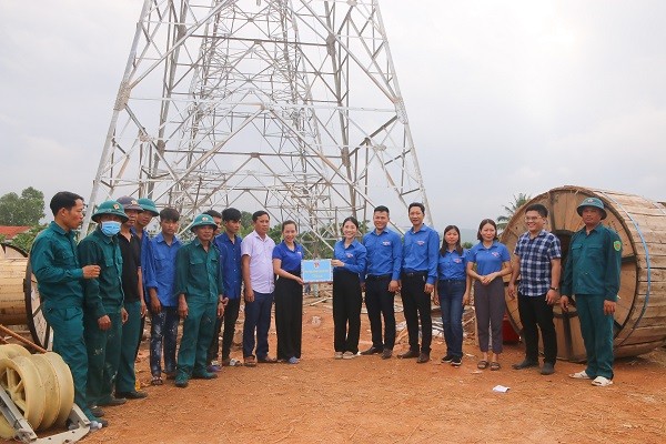 Thanh Hoá: Áo xanh tình nguyện miệt mài hỗ trợ xây dựng đường dây 500 KV mạch 3