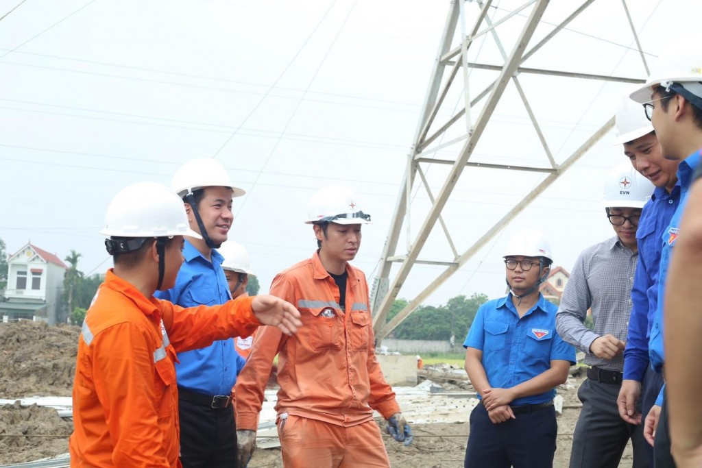 Bí thư T.Ư Đoàn Ngô Văn Cương thăm hỏi động viên công nhân thi công trên công trường đường dây điện 500kV mạch 3 qua địa bàn tỉnh Hưng Yên.