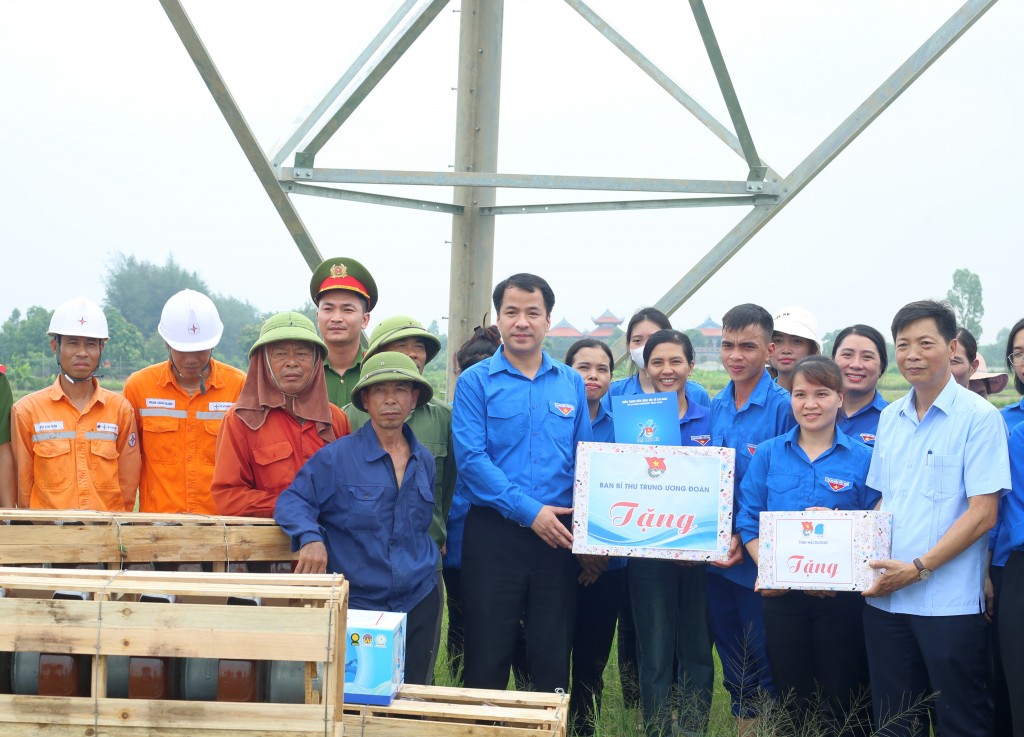 Đoàn thăm, tặng quà động viên các đội thanh niên tình nguyện, công nhân đang thi công tại vị trí cột điện cao thế số 269 và 271 của công trình đường dây 500kV mạch 3.