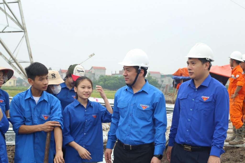 Trung ương Đoàn thăm, tặng quà thanh niên tình nguyện hỗ trợ dự án đường dây 500 kV mạch 3
