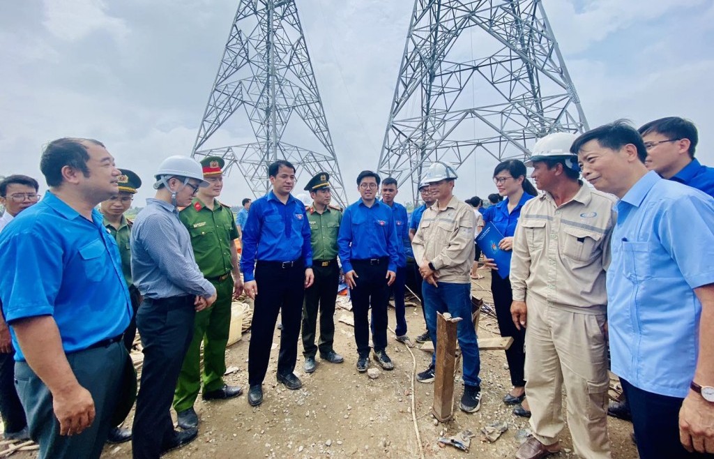 Trung ương Đoàn thăm, tặng quà thanh niên tình nguyện hỗ trợ dự án đường dây 500 kV mạch 3