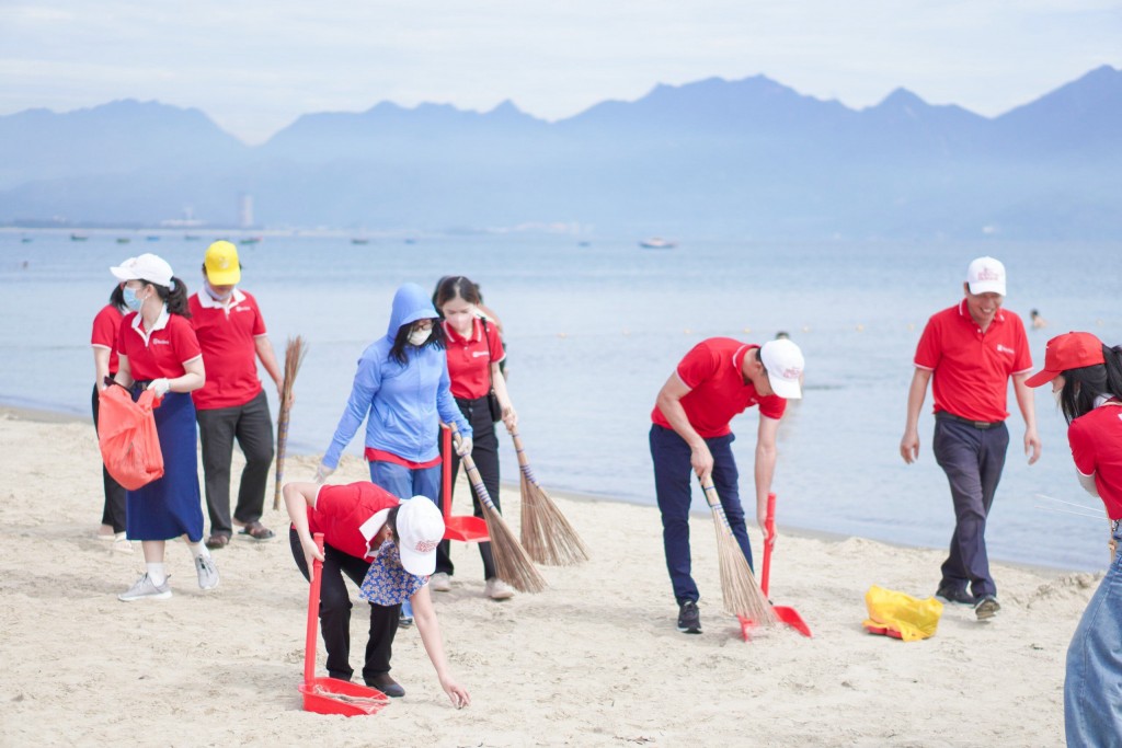 Gần 1.000 CBNV SeABank ra quân làm sạch bờ biển tại 11 tỉnh, thành