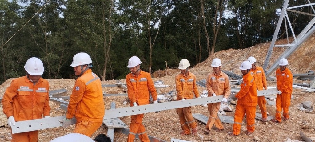 Đội xung kích PC Thanh Hóa đang thực hiện thi công dự án đường dây 500kV mạch 3 tại Nghệ An
