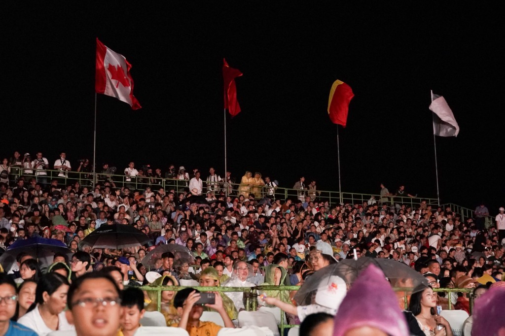 Người dân và du khách đội mưa tham dự khai mạc Tuần lễ Festival nghệ thuật quốc tế Huế 2024