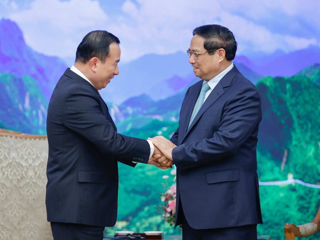 Thủ tướng Phạm Minh Chính và Bộ trưởng Bộ Thanh tra Vương quốc Campuchia Huot Hak - Ảnh: VGP/Nhật Bắc