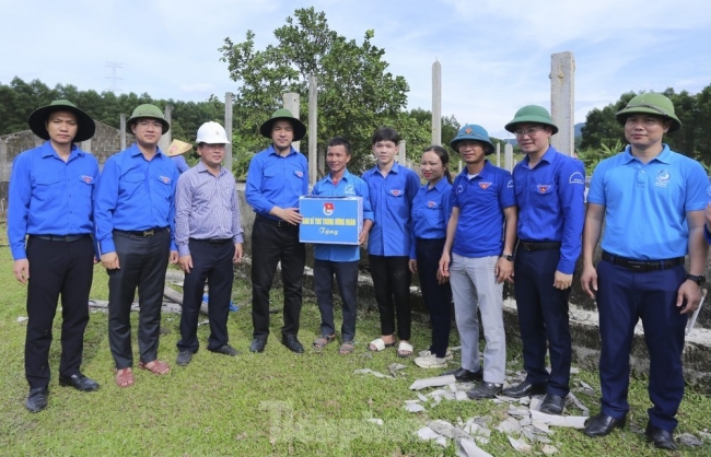 Bí thư Trung ương Đoàn thăm, tặng quà thanh niên hỗ trợ dự án đường dây 500kV ở Hà Tĩnh