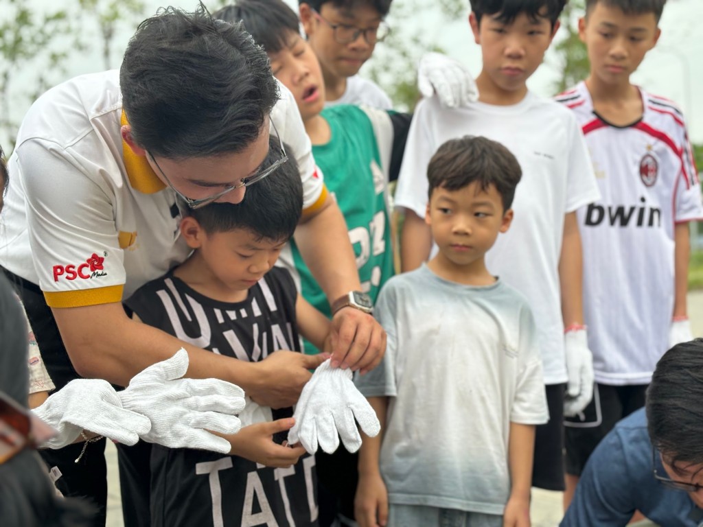 Mang sân chơi mùa hè tới trẻ em ở ngoại thành ở Hà Nội