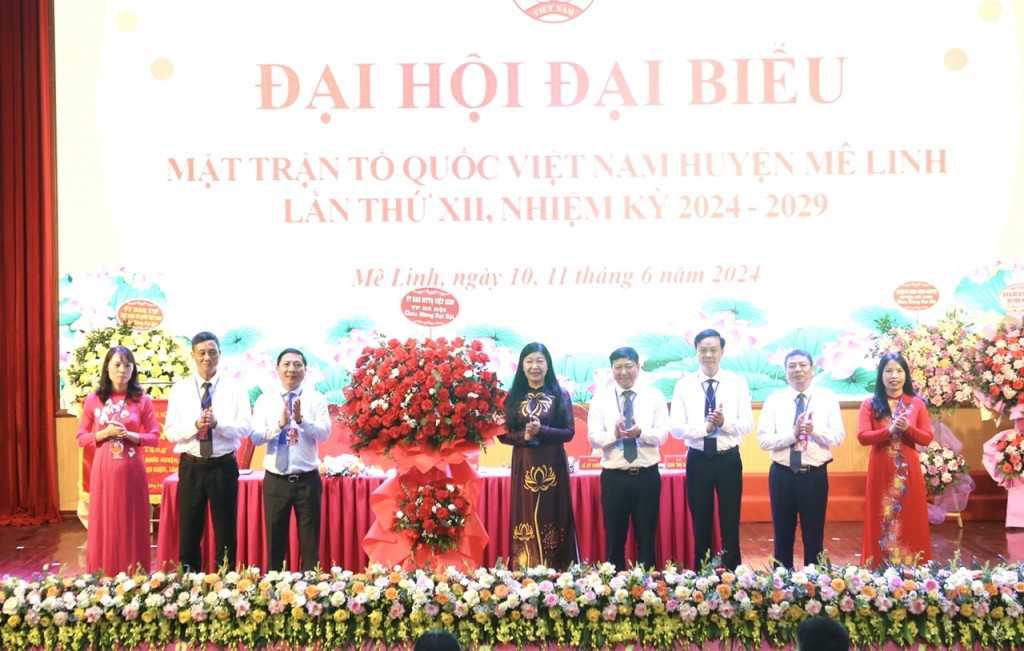Đồng chí Nguyễn Lan Hương, UVBTV Thành uỷ Hà Nội, Chủ tịch UB MTTQ Việt Nam thành phố Hà Nội tặng hoa chúc mừng Đại hội