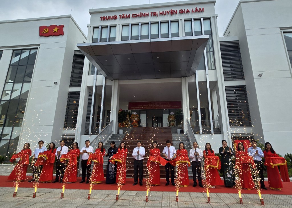 Đại biểu cắt băng khánh thành Trung tâm Chính trị huyện Gia Lâm