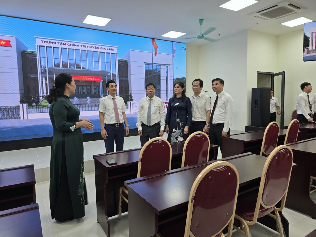 Các đại biểu thăm cơ sở vật chất tại Trung tâm Chính trị huyện Gia Lâm