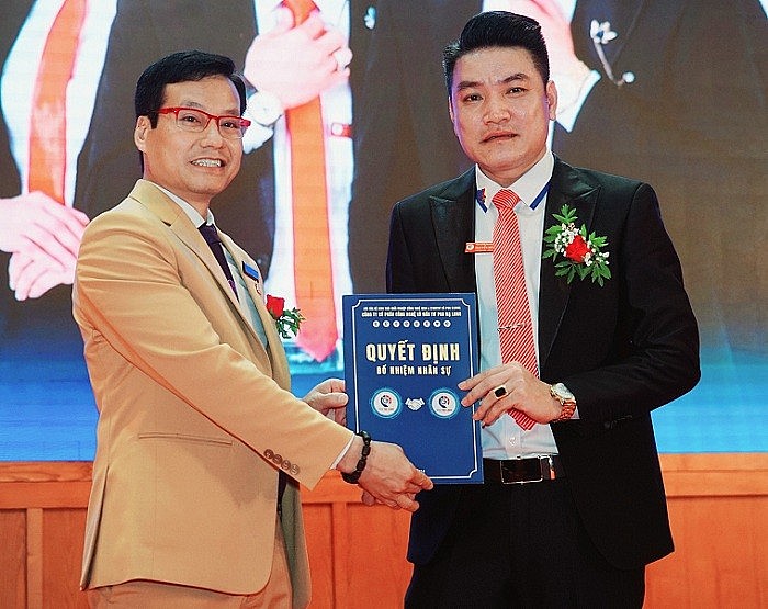 TS Lê Hồng Trung, đại diện lãnh đạo Tập đoàn trao quyết định bổ nhiệm cho giám đốc doanh nghiệp