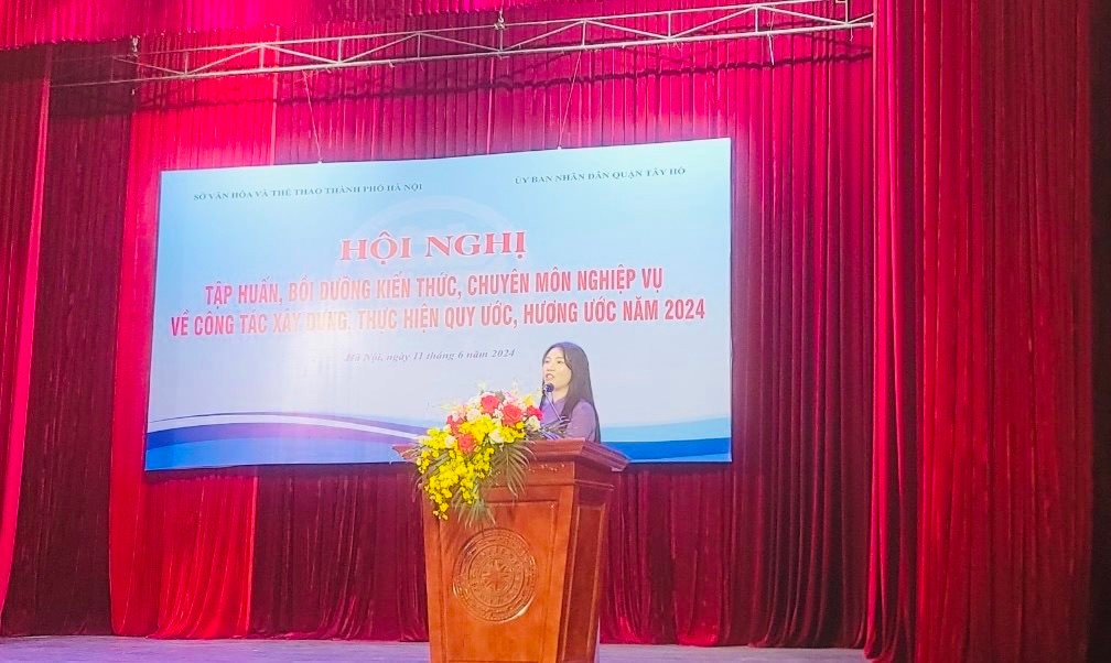 Đồng chí Bùi Thị Lan Phương - Phó Chủ tịch UBND quận Tây Hồ báo cáo tại Hội nghị