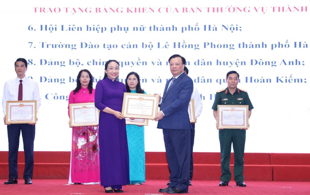 Bí thư Thành ủy Hà Nội Đinh Tiến Dũng trao tặng Bằng khen của Ban Thường vụ Thành ủy Hà Nội cho các tập thể có thành tích xuất sắc. Ảnh: Viết Thành