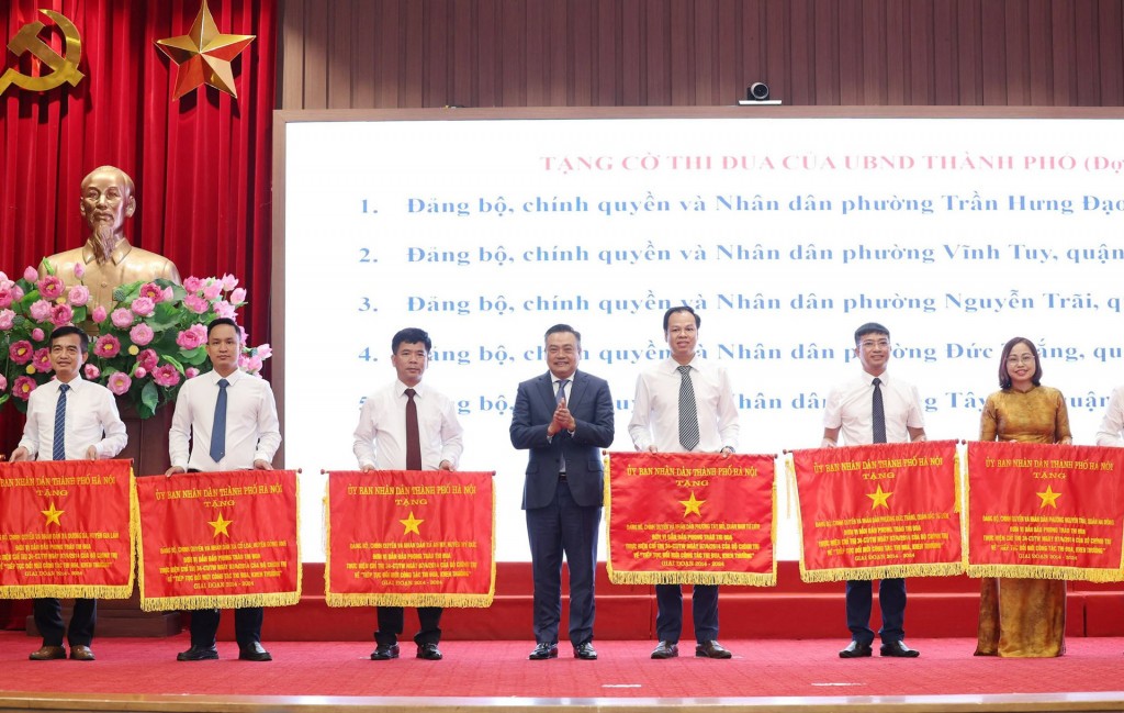 Chủ tịch UBND thành phố Hà Nội Trần Sỹ Thanh trao Cờ thi đua của UBND thành phố Hà Nội cho các tập thể có thành tích xuất sắc. Ảnh: Viết Thành