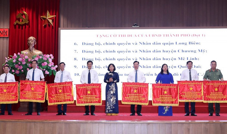 Phó Bí thư Thường trực Thành ủy Hà Nội Nguyễn Thị Tuyến trao Cờ thi đua của UBND thành phố Hà Nội cho các tập thể có thành tích xuất sắc. Ảnh: Viết Thành