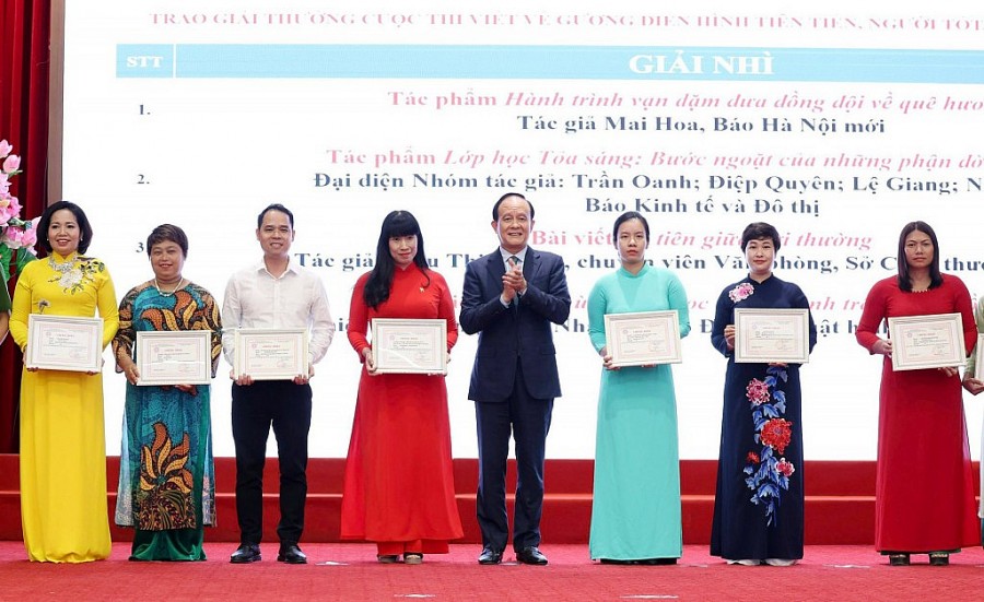Chủ tịch HĐND thành phố Hà Nội Nguyễn Ngọc Tuấn trao giải thưởng cuộc thi viết về gương điển hình tiên tiến, người tốt, việc tốt năm 2024. Ảnh: Viết Thành