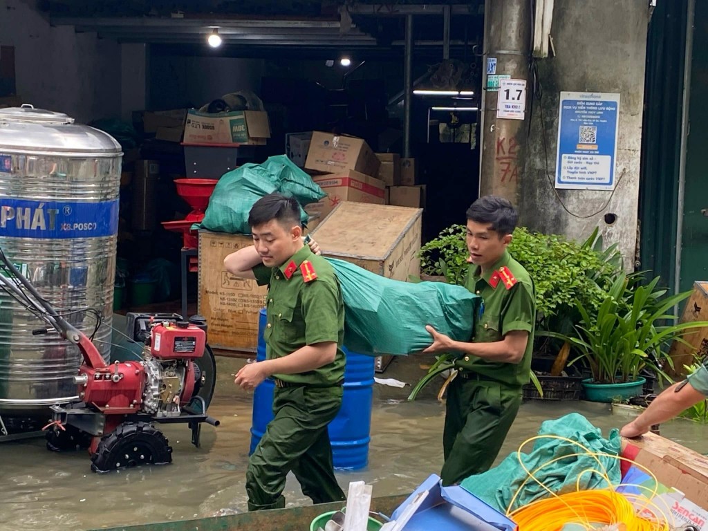 Công an huyện Bảo Lâm, Bảo Lạc hỗ trợ người dân khắc phục hậu quả thiên tai lũ lụt