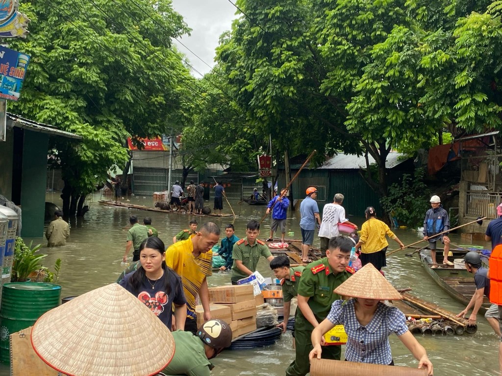Cao Bằng: Công an huyện Bảo Lâm, Bảo Lạc hỗ trợ người dân khắc phục hậu quả thiên tai